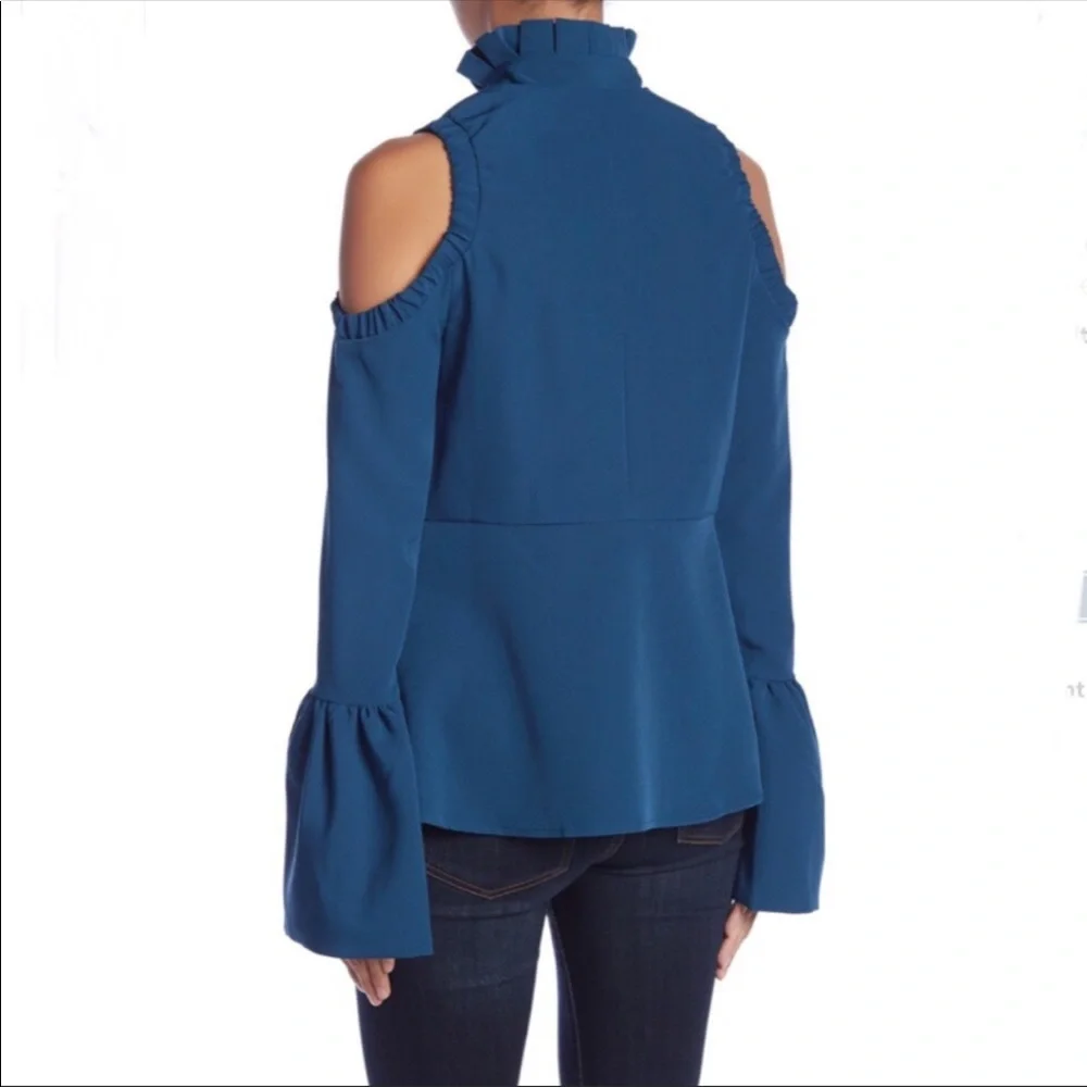 🆕Romeo + Juliet Couture Cold Shoulder Top